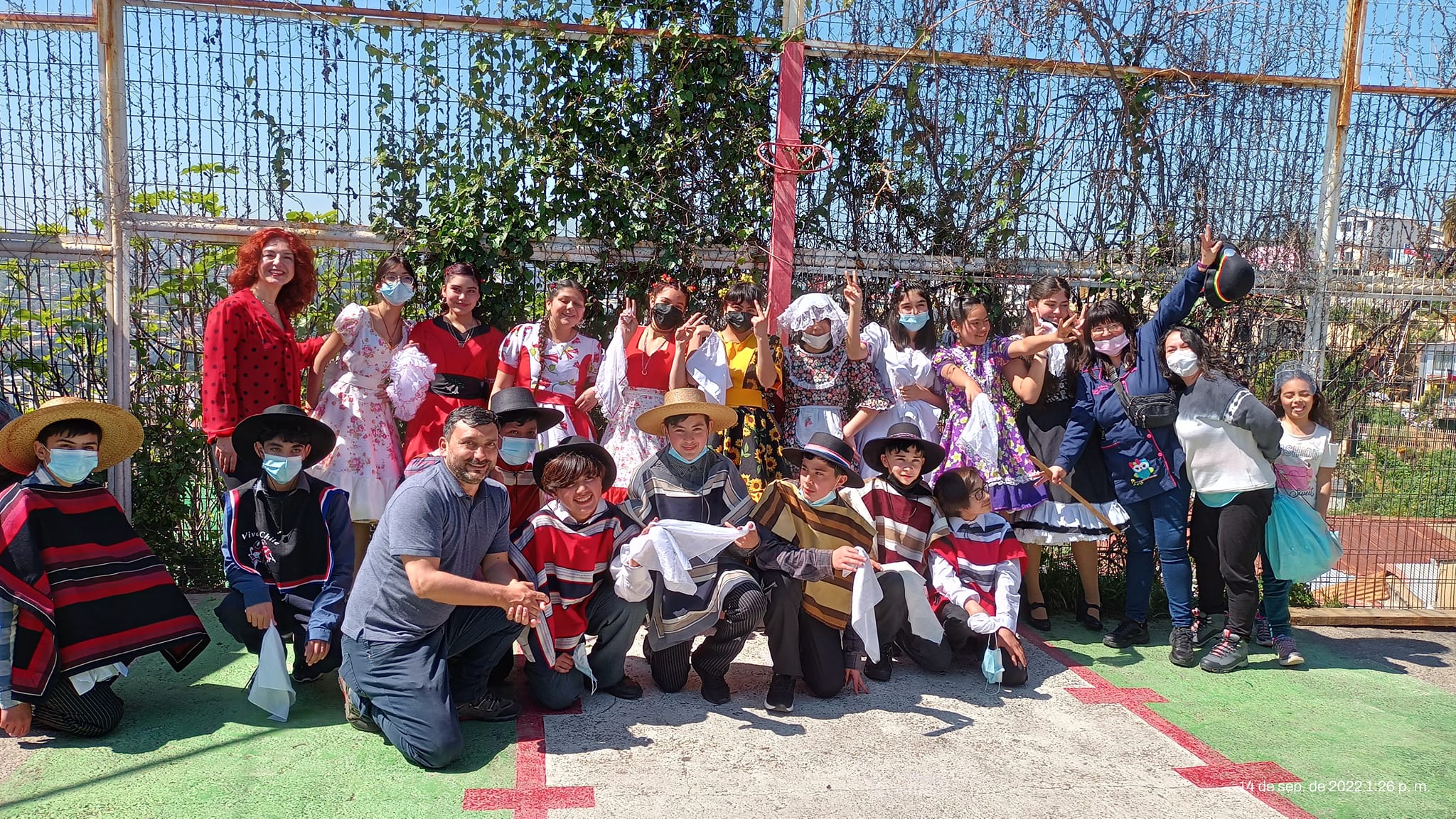 Alumnos de la escuela posando en una salida pedagógica